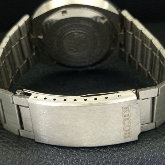 Vintage 1980 Ricoh Automatic Mens Silver Watch W/daydate & Red accents - Picture 2 of 10